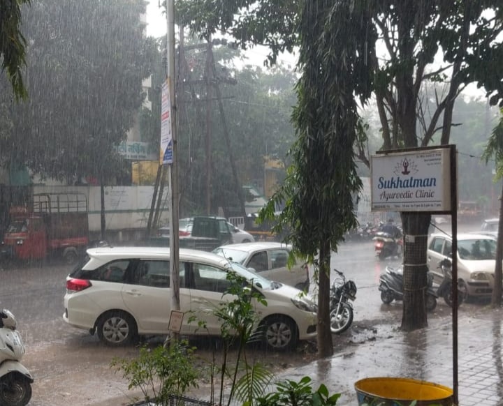 Heavy rains lashed Pune on Friday; The meteorological department issued a 'yes' forecast | पुणे शहराला मुसळधार पावसाने शुक्रवारी झोडपले; हवामान विभागाने वर्तवला 'हा' अंदाज