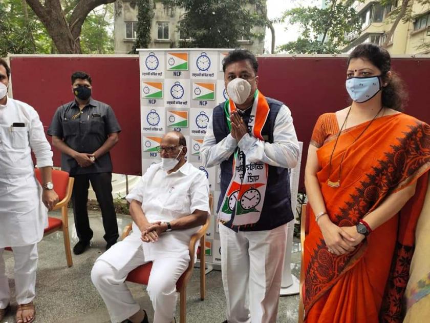 Big news; Mahesh Kothe was going to paint the entrance, but Yuvraj Chumbalkar came wearing a necklace! | मोठी बातमी; प्रवेश रंगणार होता महेश कोठेंचा, पण हार घालून आले युवराज चुंबळकर !
