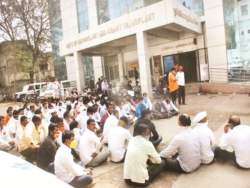 MSEDCL accidentally kills farmer; Relatives protest at Ghati Hospital without taking the death body into custody | महावितरणच्या चुकीने शेतकऱ्याचा मृत्यू; मृतदेह ताब्यात न घेता नातेवाइकांचे घाटी रुग्णालयात आंदोलन 