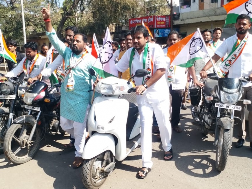 Solapur City Youth NCP's two-wheeler agitation against the central government's fuel price hike | केंद्र सरकारच्या इंधन दरवाढीच्या विरोधात सोलापूर शहर युवक राष्ट्रवादीचे दुचाकी ढकलो आंदोलन 
