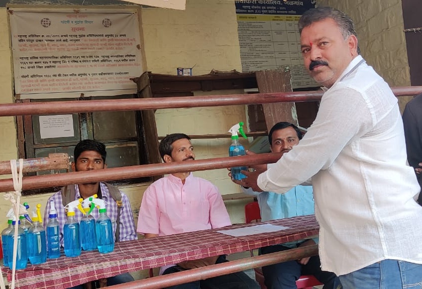 Sanitizer used for the first time in Gram Panchayat elections | ग्राम पंचायत निवडणुकीत प्रथमच सॅनिटायझरचा वापर
