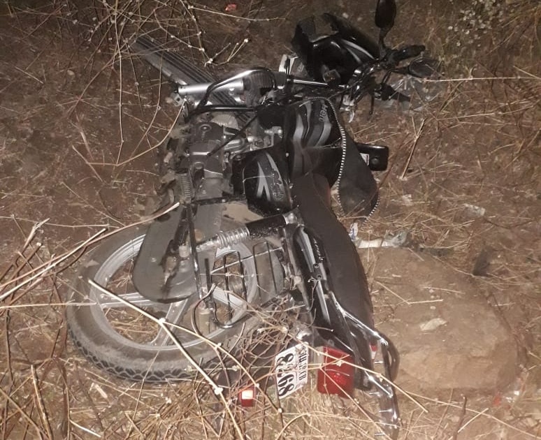 Three seriously injured in a car-two-wheeler accident near Pahur | पहूरजवळ कार-दुचाकी अपघातात तिघे गंभीर