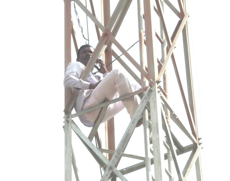 Farmers' hunger strike by climbing the tower; Administration rush to Pandharpur provincial office | टॉवरवर चढून शेतकऱ्याचे उपोषण; पंढरपूर प्रांत कार्यालयातील प्रशासनाची धावपळ