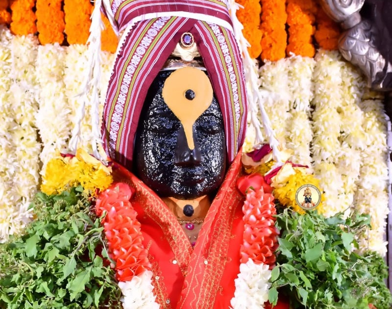 Tricolor from flower in Vitthal temple in Pandharpur on the occasion of Republic Day | प्रजासत्ताक दिनानिमित्त पंढरपुरातील विठ्ठल मंदिरात फुलापासून तिरंगा