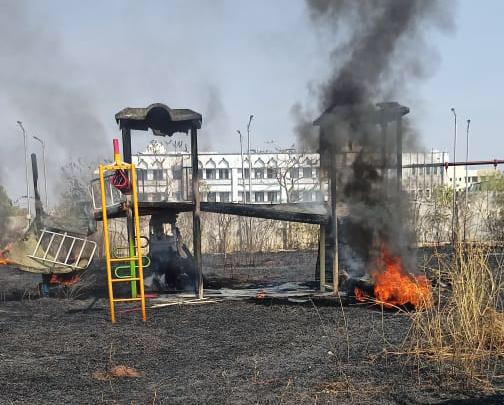 Kalamanurit Garden fire; Loss of lakhs of rupees | कळमनुरीत गार्डनला आग ; लाखाे रूपयांचे नुकसान