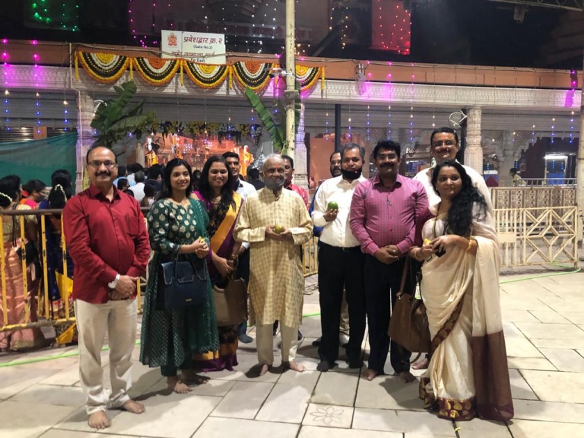 The king of Konkan has arrived, first mango to sidhhivinayak temple | कोकणचा राजा आला रेSSS... हंगामातील पहिला आंबा सिद्धिविनायक चरणी अर्पण!