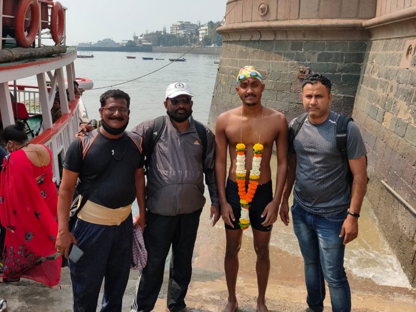 Shardul's record completed by swimming the distance from Worli Sea Link to Gateway of India | वरळी सी लिंक ते गेट वे ऑफ इंडियाचे अंतर पोहून पूर्ण, शार्दुलचा विक्रम 