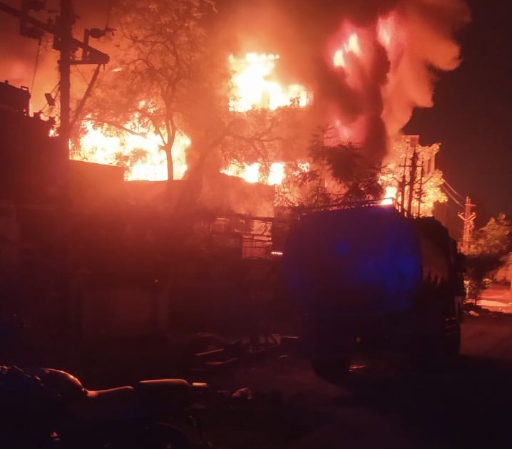A fire broke out at a company manufacturing spare parts in the Waluj industrial area | वाळूज एमआयडीसीतील वाहनांचे स्पेअर पार्टस् बनविणारी कंपनी आगीत भस्मसात