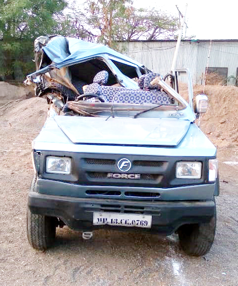 Jeep accident near Chikhali Pati near Mohol; One killed, three seriously injured | मोहोळजवळील चिखली पाटीजवळ जीपचा अपघात; एक ठार, तिघे गंभीर जखमी