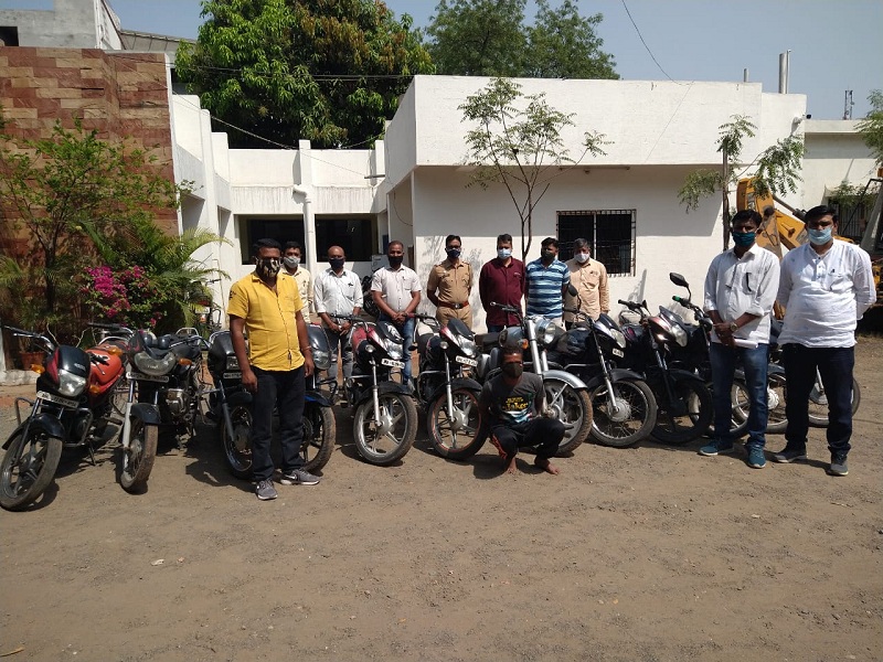 Attal two-wheeler thief Dhanya Pimple arrested; 12 two-wheelers worth Rs 3.25 lakh seized | अट्टल दुचाकीचोर धन्या पिंपळे जेरबंद; सव्वा तीन लाखाच्या १२ दुचाकी जप्त