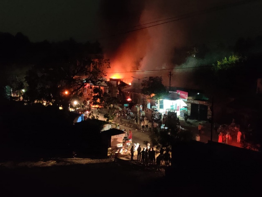 Shops in front of Malshiras bus stand on fire; Burn ten to twelve shops | माळशिरस बस स्थानकासमोरील दुकानांना लागली आग; दहा ते बारा दुकाने जळून खाक