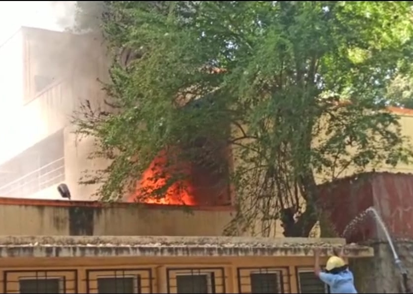 Pune Fire : Fire continues in Pune; Fire on Kumthekar road in the afternoon after Bhavani Pethe | Pune Fire ; पुण्यात आगीचे सत्र सुरूच; भवानी पेठेनंतर दुपारी कुमठेकर रस्त्यावर आग