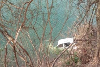 The car fall down in the khadakwasla dam due to lost control; The unfortunate end of four members of the same family | नियंत्रण सुटल्याने कार खडकवासला धरणात कोसळली; ३ मुलींसह आईचाही बुडून दुर्दैवी अंत
