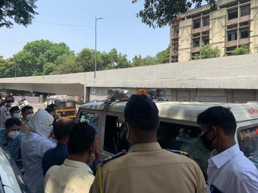 Pune Mini Lockdown : Bjp aggressive in Pune; Police detain BJP activists including MP Girish Bapat | Pune Mini Lockdown : पुण्यात भाजप आक्रमक; खासदार गिरीश बापट यांच्यासह भाजप कार्यकर्त्यांना पोलिसांनी घेतले ताब्यात
