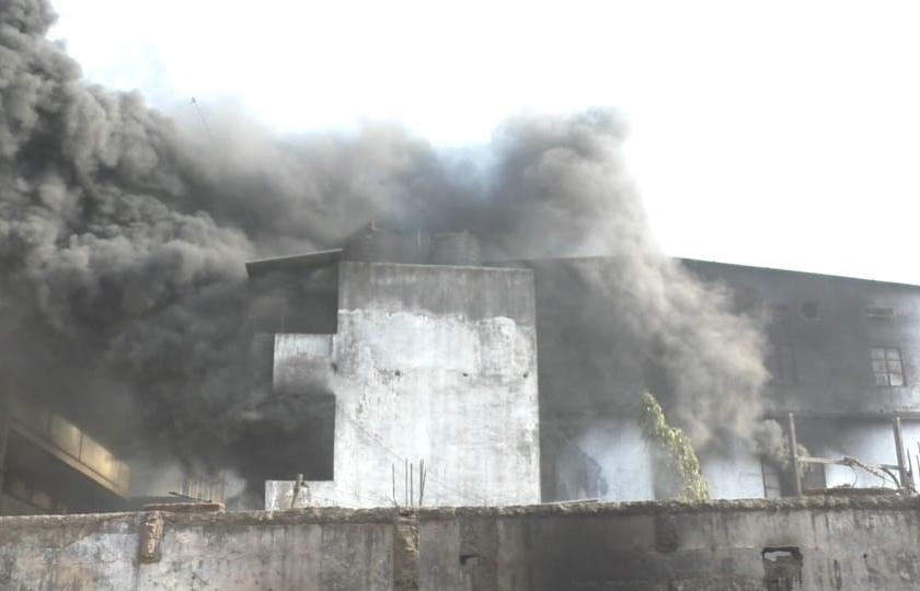 Agnitandav again in Bhiwandi; Terrible fire to the pearl factory | भिवंडीत पुन्हा अग्नितांडव ; मोती कारखान्याला भीषण आग