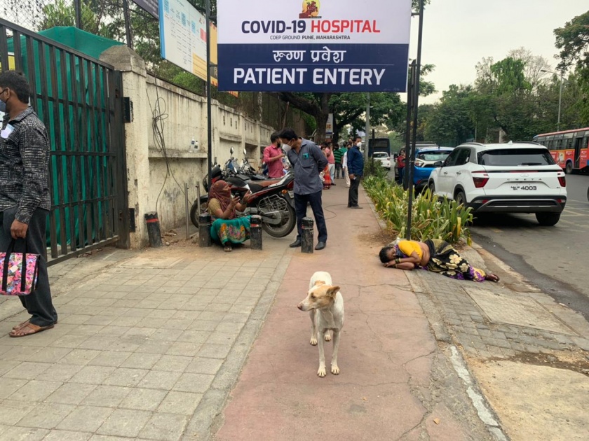 Pune corona virus : Shocking! Time for corona positive patients to sleep on the street waiting for treatment | कोरोना पॉझिटिव्ह महिलेला उपचाराच्या प्रतीक्षेत 'जम्बो'बाहेर फूटपाथवर झोपण्याची वेळ