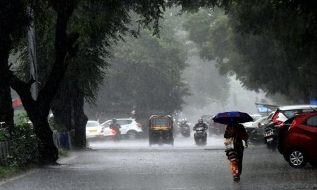 Rain full batting in Pune; A flurry of Punekars who went out for shopping | पुण्यात पावसाची धुवांधार बॅटिंग; पाडव्याच्या खरेदीसाठी बाहेर पडलेल्या पुणेकरांची उडाली तारांबळ