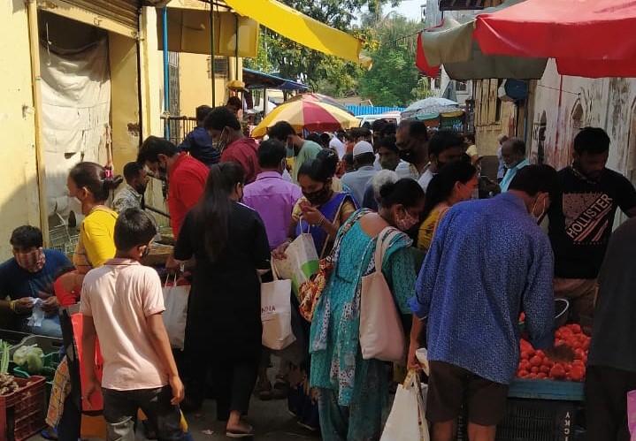 A crowd erupts at the Corona hotspot in Bhayander | भाईंदरमधील कोरोना हॉटस्पॉटमध्ये गर्दीच गर्दी, पोलिसांनी केली कारवाई 