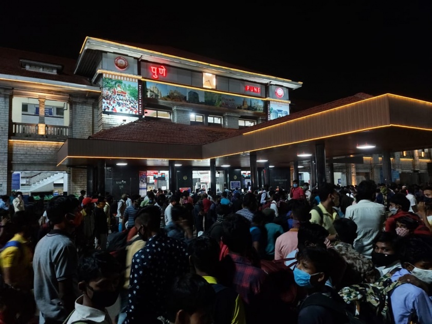 Coronavirus Lockdown: Large crowd of passengers at Pune railway station to reach home for fear of lockdown | Coronavirus Lockdown : लॉकडाऊनच्या भीतीने घर गाठण्यासाठी पुणे रेल्वे स्टेशनवर प्रवाशांची मोठी गर्दी