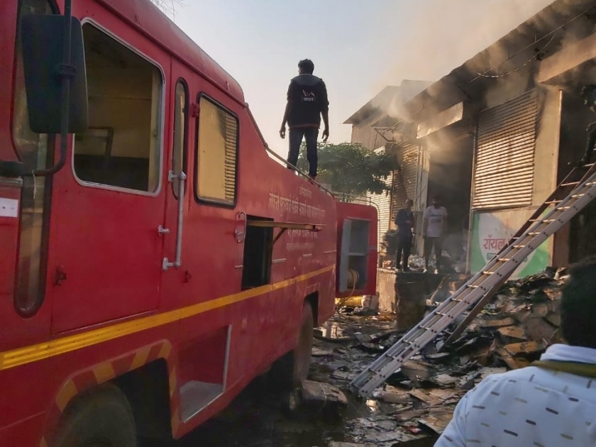 Fire at oil packing unit in Majalgaon; Loss of crores | माजलगावात तेल पॅकिंग युनिटला आग; लाखोंची हानी