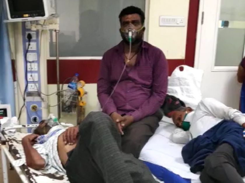 Coronavirus Pune: Shocking reality! 3 corona patients are being treated on one bed at Sassoon Hospital in Pune; Video goes viral | Video: धक्कादायक वास्तव! पुण्यातील ससून रुग्णालयात एका बेडवर घेताहेत २-३ कोरोना रुग्ण उपचार; व्हिडिओ व्हायरल