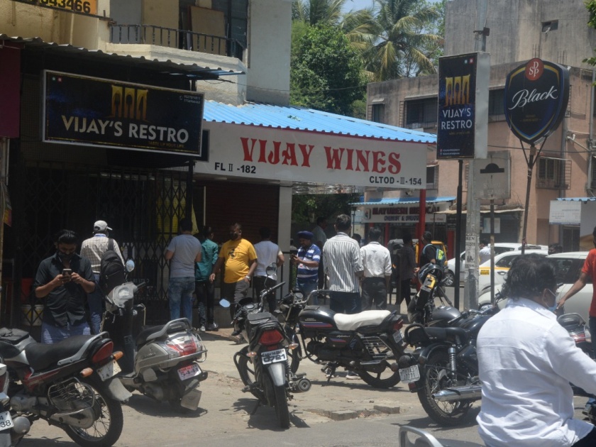 Saw open shutters of liquor shops, then a crowd in pimpri | मद्य दुकानांची दिसली शटर उघडी, मग काय जमली ना भाऊ एकच गर्दी