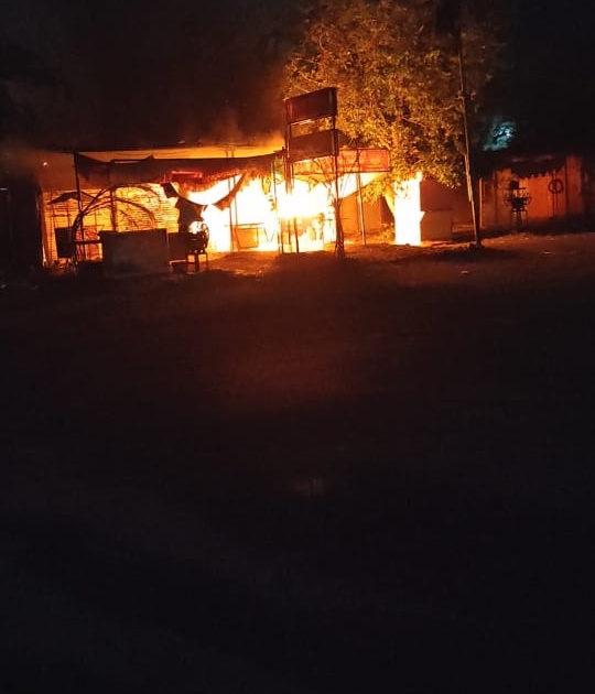 Big news; In Kurduwadi, seven shops, including a hotel, were gutted in a fire caused by a short circuit | मोठी बातमी; कुर्डूवाडीत शॉर्ट सर्किटने लागलेल्या आगीत हॉटेलसह सात दुकाने जळून खाक
