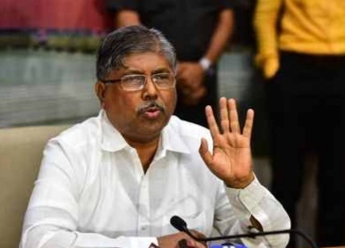Chandrakant Patil targets ministers in Thackeray government | "काही जण सुपात तर काही जात्यात.."; चंद्रकांत पाटलांचा ठाकरे सरकारमधील मंत्र्यांवर निशाणा 