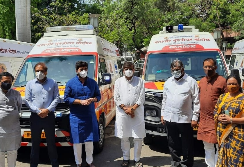 Pune city receives nine more ambulances from mayor's fund | कोरोनाविरुद्धच्या लढाईत पुणे शहरासाठी महापौर निधीतून मिळाल्या आणखी नऊ रुग्णवाहिका