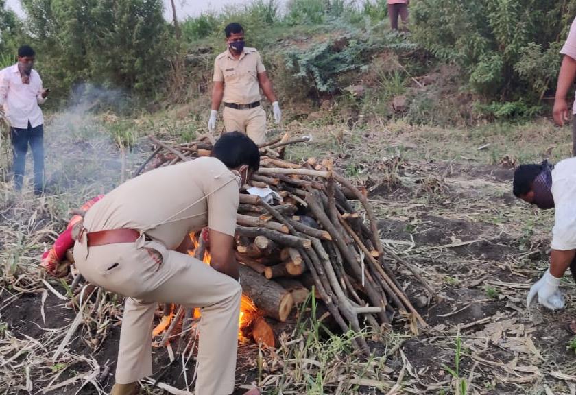 Humanity in khaki uniforms; Karkamba police conducted cremation on Sangvi's coronated body | खाकी वर्दीतील माणूसकी; सांगवीच्या कोरोनाग्रस्त मयतावर करकंब पोलिसांनी केले अंत्यसंस्कार