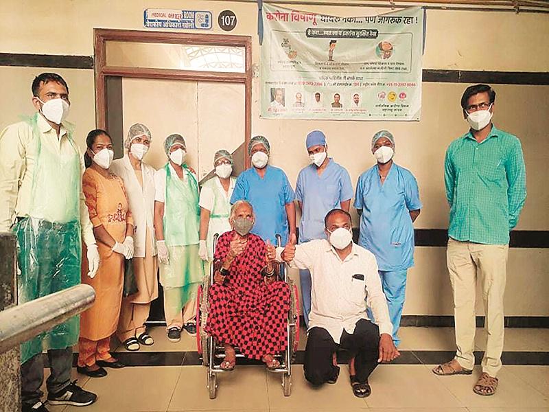 corona virus : No bed in Ahmadnagar, but 84-year-old grandmother in Aurangabad out of ICU in 5 days | corona virus : नगरमध्ये बेड मिळाला नाही, पण औरंगाबादेत ८४ वर्षीय आजी ५ दिवसात ‘आयसीयू’बाहेर