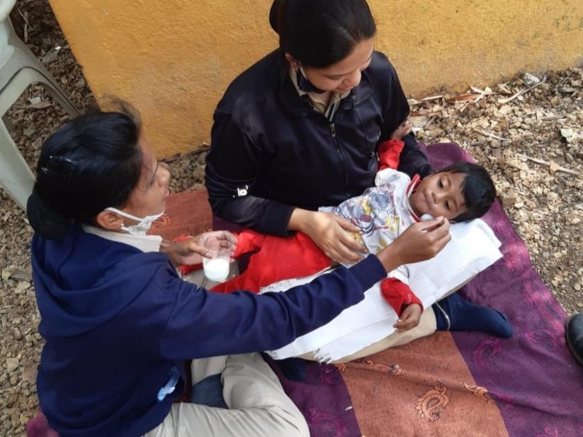 One and a half year old baby starved for 2 days near mother's body; Maya's grass filled with khaki uniform | Video: आईच्या मृतदेहाजवळ २ दिवस उपाशी राहिले दीड वर्षांचे बाळ; खाकी वर्दीने भरविला मायेचा घास