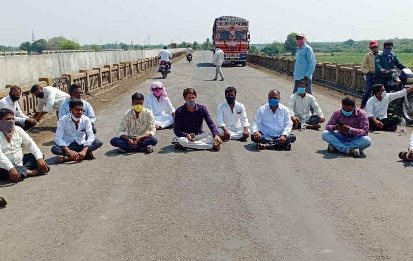Solapur-Vijaypur highway blocked; Farmers sit on the bridge as water is released into the Sinai River | सोलापूर-विजयपूर महामार्ग रोखला; सीना नदीत पाणी सोडा म्हणून शेतकऱ्यांचे आंदोलन