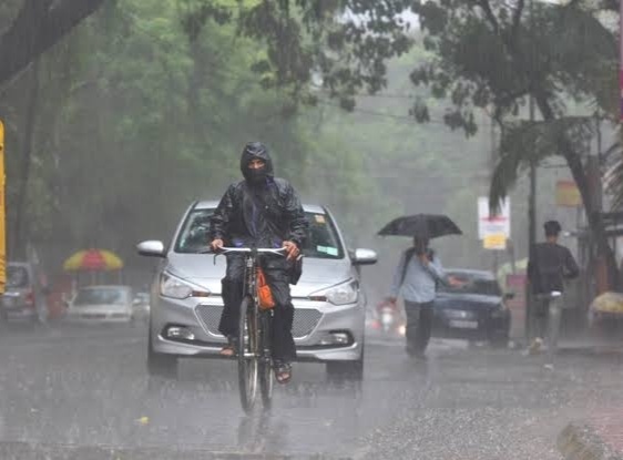Untimely rains hit many places in Central Maharashtra including Pune | पुण्यासह मध्य महाराष्ट्रात अनेक ठिकाणी अवकाळी पावसाचा जोरदार तडाखा 