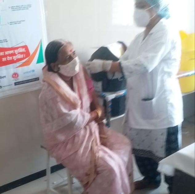 On Chalisgaon Maharashtra Day, many people took the opportunity to get vaccinated | चाळीसगावी महाराष्ट्र दिनी अनेकांनी साधला 'लस' घेण्याचा मुहूर्त