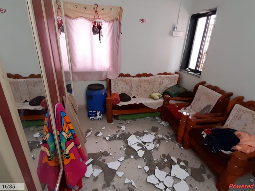 The plaster of the room in the police colony, which was inaugurated four months ago, collapsed, saving both children | चार महिन्यांपूर्वी उदघाटन झालेल्या पोलीस वसाहतीतील खोलीचे प्लास्टर कोसळले, दोन्ही बालके वाचली