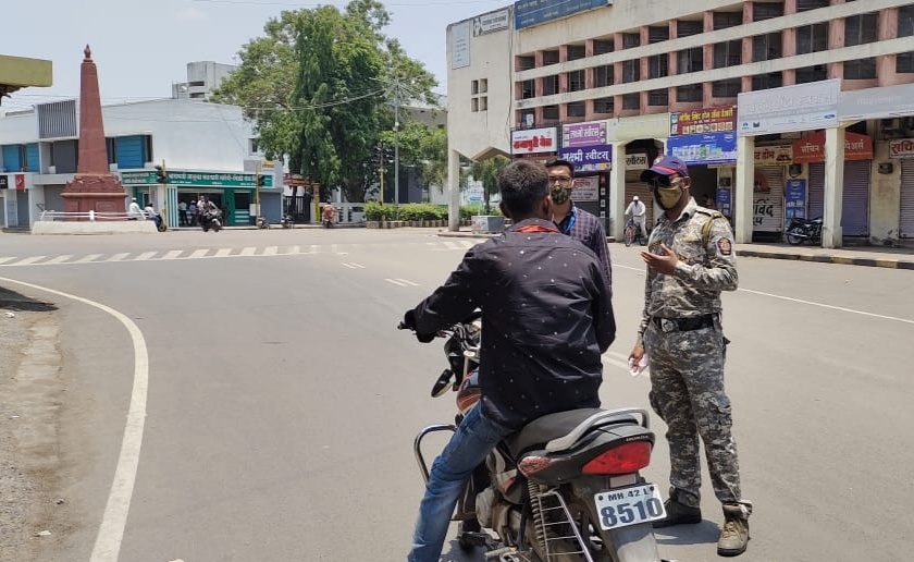 Baramati Police on Action Mode; 30 vehicles confiscated, two shops sealed | बारामती पोलीस अ‍ॅक्शन मोडवर; विनाकारण फिरणाऱ्यांची ३० वाहने जप्त ,दोन दुकाने सील