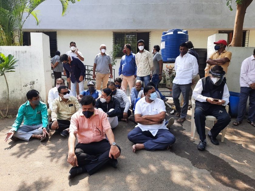 Attack on the office of muncipal corporation House leader Satish Sonawane in Nashik | नाशकात सभागृह नेते सतीश सोनवणे यांच्या कार्यालयावर हल्ला