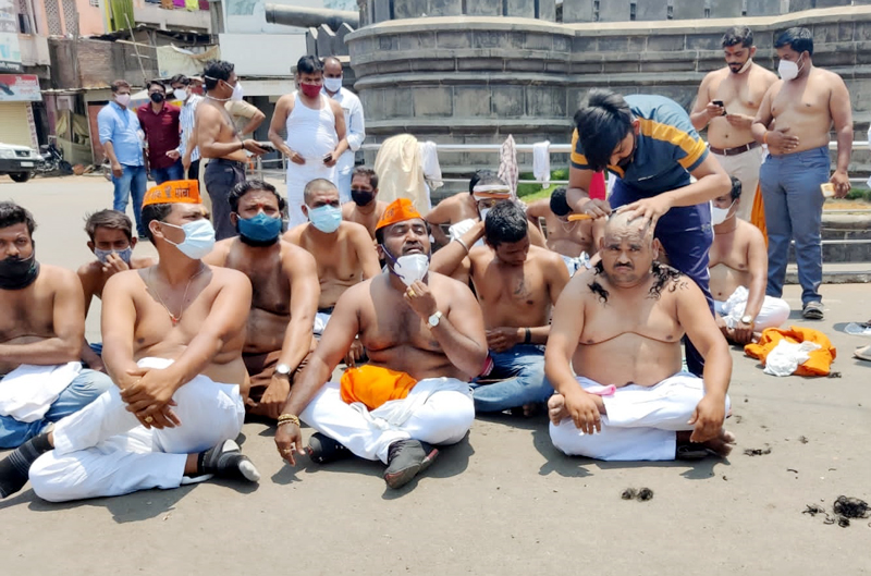 Maratha Reservation: Youths of Maratha community in Pandharpur go half-naked in protest | Maratha Reservation: पंढरपुरात मराठा समाजातील तरुणांचे अर्धनग्न होऊन आंदोलन, राज्य सरकारच्या निषेधार्थ मुंडन