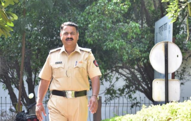 Salute! Police Officer Jayant Takawane on 'duty' after family corona positive | कडक सॅल्यूट!कुटुंब कोरोनाबाधित तरीदेखील 'खाकी वर्दी" रस्त्यावर बजावतेय 'कर्तव्य'