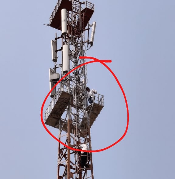 Youth climbs mobile tower to demand road repairs | रस्ता दुरुस्तीच्या मागणीसाठी युवकाचे मोबाईल टॉवरवर चढून आंदोलन