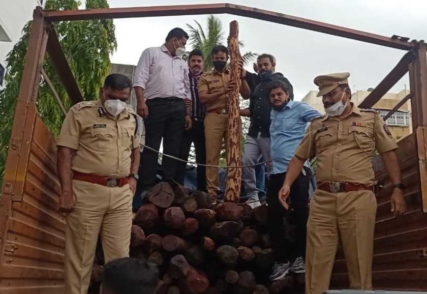Five person were arrested who smuggling of sandalwood; Property worth Rs 6.5 crore seized with truck | रक्तचंदनाची तस्करी करणाऱ्या पाच जणांना बेड्या;  ट्रकसह साडेसहा कोटींचा मुद्देमाल जप्त