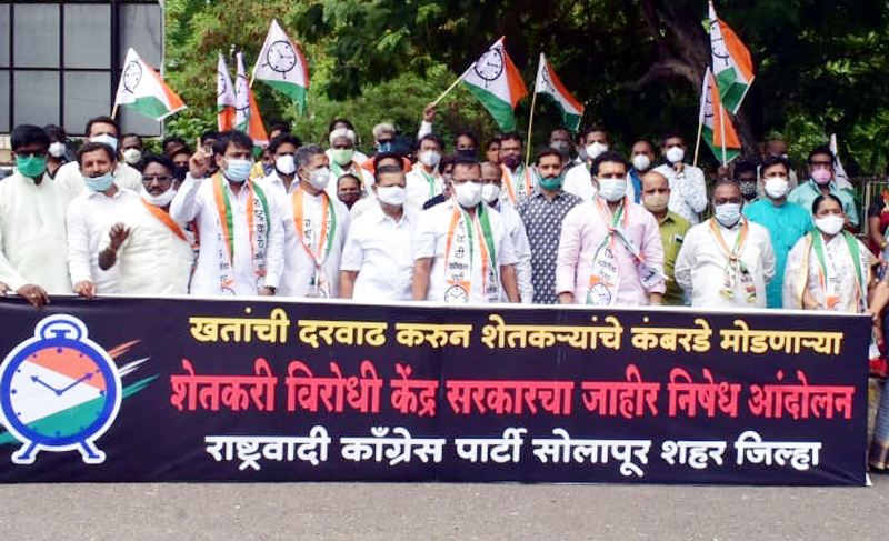 Nationalist Congress Movement; Anti-farmer central government protests in Solapur | राष्ट्रवादी काँग्रेसचे आंदोलन; शेतकरी विरोधी केंद्र सरकारचा सोलापुरात निषेध