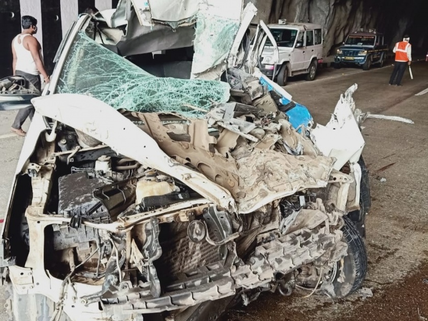 Accident on Mumbai-Pune highway; both person death and two were injured | मुंबई - पुणे महामार्गावर भीषण अपघात; दोन जणांचा मृत्यू तर दोघेजण जखमी