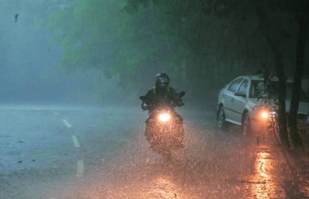Pune Rain: Heavy rains in Pune; Chance of torrential rains with strong winds in 'this' district in next few hours | Pune Rain : पुणे शहरात धुवांधार पावसाची हजेरी; पुढील काही तासांमध्ये 'या' जिल्ह्यांत वादळी वाऱ्यासह जोरदार पावसाची शक्यता 