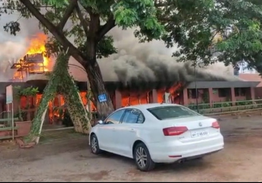 Fire in hotel Kanchan on Pune-Solapur highway ; Fortunately, no casualties were reported | Video : पुणे- सोलापूर महामार्गावरील हॉटेल कांचनला भीषण आग; सुदैवाने जीवितहानी टळली