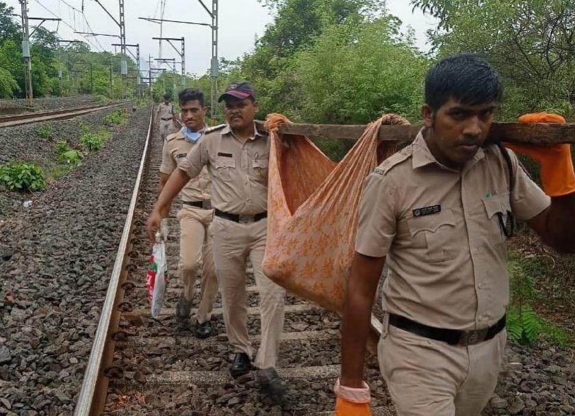 Salute! The humanity of the railway police; He lifted 4 km in a bag and gave life to a seriously injured women | सॅल्यूट! लोहमार्ग पोलिसांची माणुसकी; झोळीमध्ये ४ किलोमीटर उचलून नेत गंभीर जखमी महिलेचे वाचविले प्राण