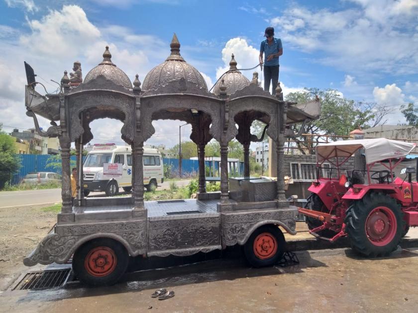 Pandharpur Wari: Cleaning of Jagadguru Shri Sant Tukaram Maharaj's Palkhi Rath begins | पंढरपूर वारी: जगद्गुरु श्री संत तुकाराम महाराजांच्या पालखी सोहळ्याची जय्यत तयारी ; रथाची साफसफाई सुरू