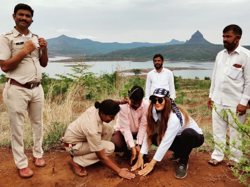 Tree planting campaign by actress Sangeeta Bijlani in Tikona | मावळ तालुक्यातील तिकोना, ठाकूरसाई परिसरात अभिनेत्री संगीता बिजलानी यांच्या हस्ते वृक्षारोपण मोहीम