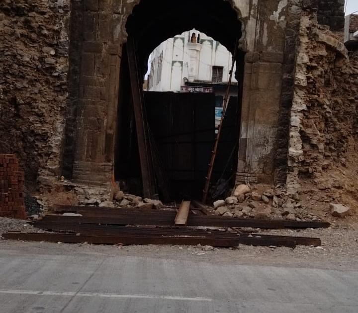 Work on the stone gate at Amalnera did not begin | अमळनेरातील दगडी दरवाजाचे काम सुरू होईना